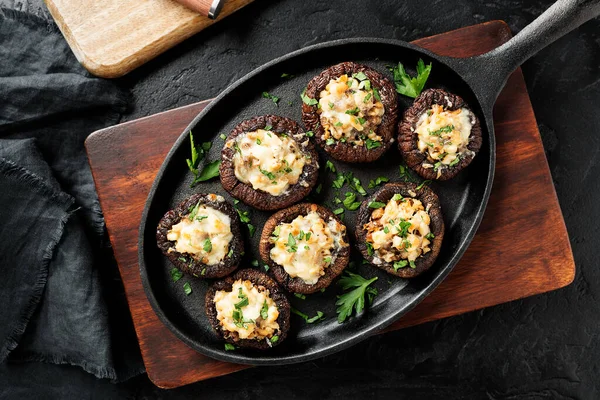 Chapeaux Champignons Cuits Four Farcis Avec Viande Poulet Fromage Parmesan — Photo