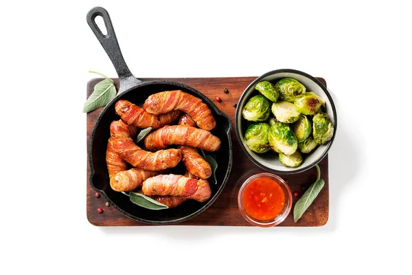 Saucisses Appétissantes Enveloppées Dans Bacon Garnies Choux Bruxelles Feuilles Sauge — Photo