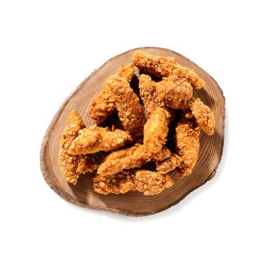 Ketçaplı kızarmış tavuk göğsü şeritleri. Beyaz arka planda izole edilmiş. en üstteki görünüm