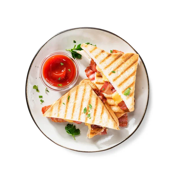 Heerlijke Geroosterde Broodjes Met Cheddar Kaas Spek Geïsoleerd Witte Achtergrond — Stockfoto