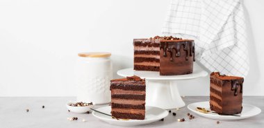 Koyu Belçika çikolatalı, ganache kremalı ve çikolata kaplı süper çikolatalı pasta..