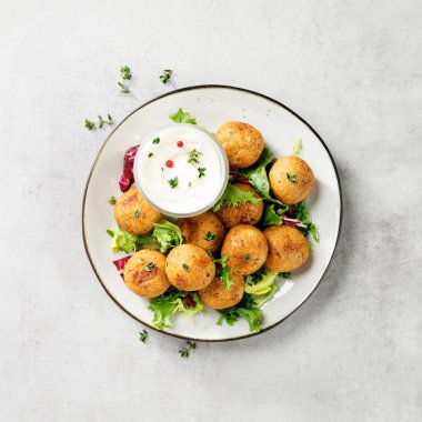 Vejetaryen nohut köftesi ve taze yeşil salata. Geleneksel Orta Doğu ve Arap yemekleri. Üst görünüm