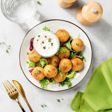 Vejetaryen nohut köftesi ve taze yeşil salata. Geleneksel Orta Doğu ve Arap yemekleri. Üst görünüm