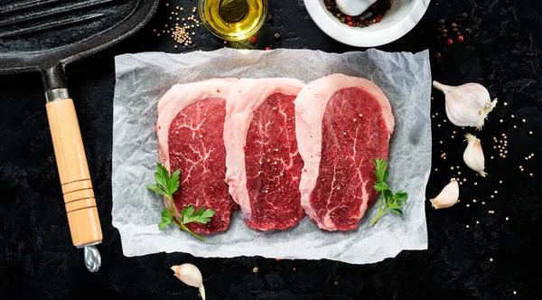 Raw Steak Ribeye Black Angus Μαύρο Φόντο Πέτρα Άνω Όψη — Φωτογραφία Αρχείου