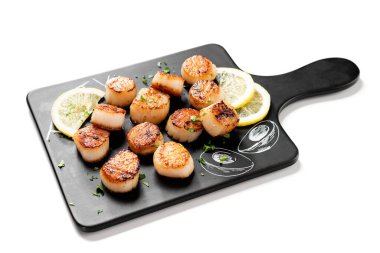 Limon dilimleri ve yeşilliklerle ızgara deniz tarağı. beyaz arkaplanda izole