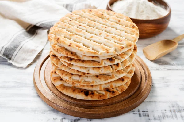 Свіжий Запечений Грецький Питний Хліб Білому Дерев Яному Фоні — стокове фото