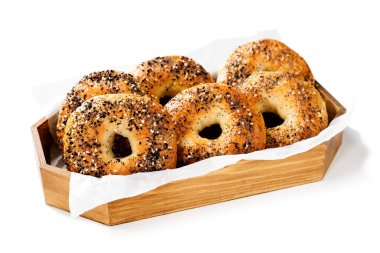 Beyaz arka planda izole edilmiş taze pişmiş ekşi ekmek.