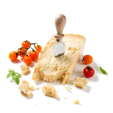Çeri domatesli parmesan peyniri ve beyaz arka planda izole edilmiş taze fesleğen yaprakları.