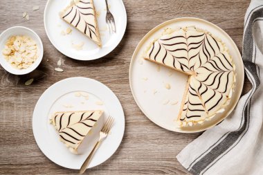 Esterhazy. Ahşap zemin üzerinde badem ve cevizli geleneksel pasta. Macar, Avusturya tatlısı, üst manzara.