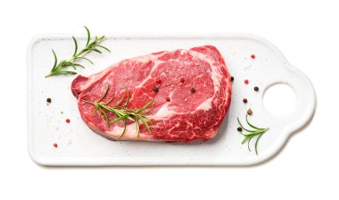 Çiğ et, Ribeye bifteği ve Black Angus Prime eti. Beyaz arkaplanda izole edilmiş, üst görünüm