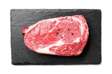 Çiğ et, Ribeye bifteği ve Black Angus Prime eti. Beyaz arkaplanda izole edilmiş, üst görünüm