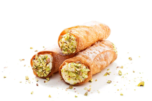 Ricotta peyniri ve şam fıstığı ile doldurulmuş ev yapımı tatlı cannoli. Sicilya tatlısı. İtalyan pastası. beyaz arkaplanda izole edilmiş