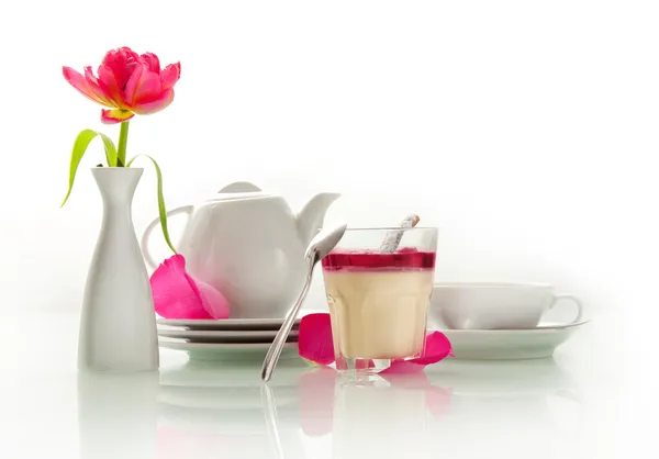 Postre Panna cotta con mermelada de cereza con una tetera blanca y una flor de tulipán —  Fotos de Stock