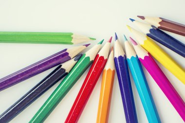 beyaz yüzey üzerinde renkli kalemler