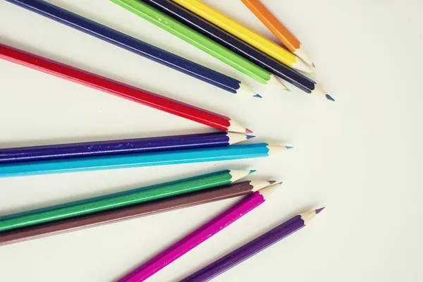 Цветные карандаши на белой поверхности — стоковое фото