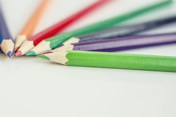 Lápis de cor na superfície branca — Fotografia de Stock