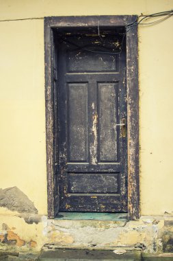 bir duvar içinde eski bir ahşap kapı