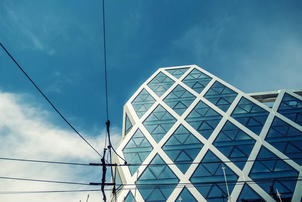 Edifício futurista com fachada espelhada em azul — Fotografia de Stock