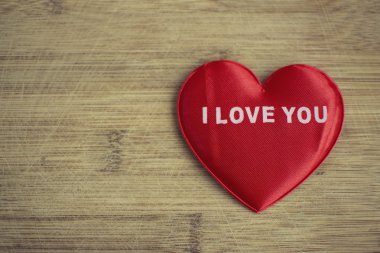 Kırmızı kalp kelimesi beyaz zemin üzerine seni seviyorum