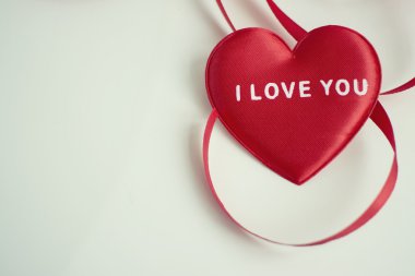 Kırmızı kalp kelimesi beyaz zemin üzerine seni seviyorum