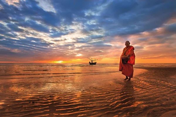 Munken promenad stranden hushin sunset thailand mat — Stockfoto