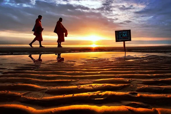 Monnik lopen strand hushin zonsondergang thailand voedsel — Stockfoto
