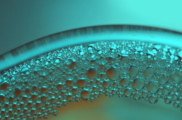 bir bardak su ve sabun baloncuklar