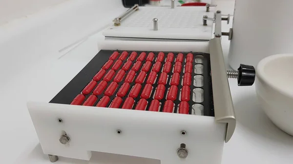 Eczane laboratuvarında kapsül yapmak için makine 