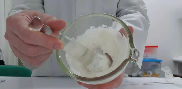 Eczane laboratuarında havan ve pistil ile merhem yapıyorum. Reçete yazma kavramı üretiliyor. 