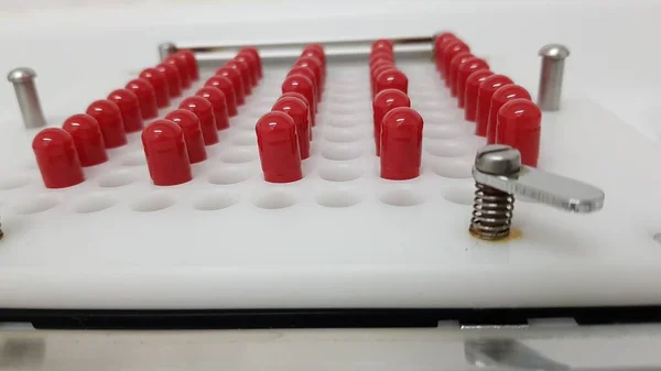 药房处方药实验室的药物胶囊制造机 — 图库照片