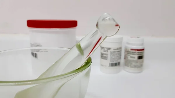 薬局の研究室でガラスモルタルや雌しべ 医薬品の概念の作成 — ストック写真