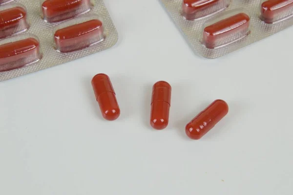 Cápsulas Farmácia Vermelha Bristel Isoladas Sobre Fundo Branco Conceito Utilização — Fotografia de Stock