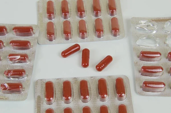 Красные Капсулы Аптеки Щетине Изолированы Белом Фоне Концепция Использования Лекарств — стоковое фото