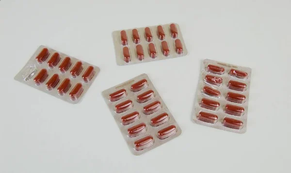 Rode Apotheek Capsules Bristel Geïsoleerd Witte Achtergrond Concept Geneesmiddelengebruik — Stockfoto