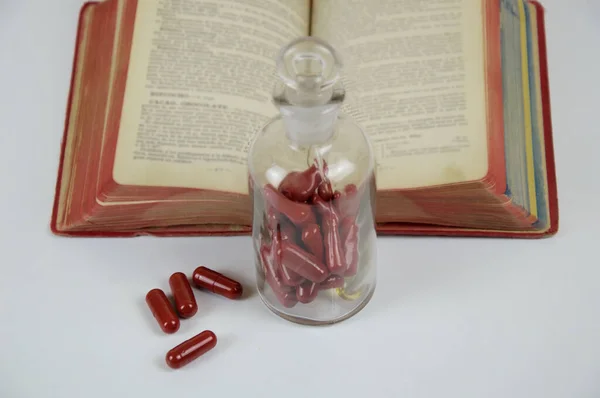 Cápsulas Garrafa Velho Livro Farmácia Farmácia Estilo Vintage Antigo — Fotografia de Stock