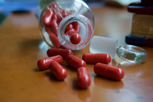 Capsules Rouges Bouteille Verre Pharmacie Sur Dessus Vieille Table — Photo