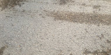 Dökülmüş duvarlarda yıpranmış eski boyalar.