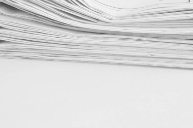 Arkaplanı buruşuk kağıtlarla kaplanmış..