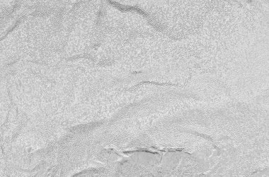 Buruşmuş kağıdın dağınık kaplamasına sahip yaratıcı bir arka plan.