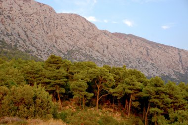 kő-hegység és a kék ég, a felhők