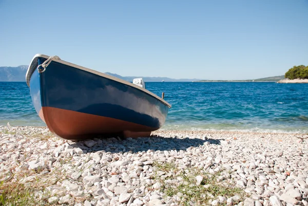Сине-красная лодка на пляже — стоковое фото
