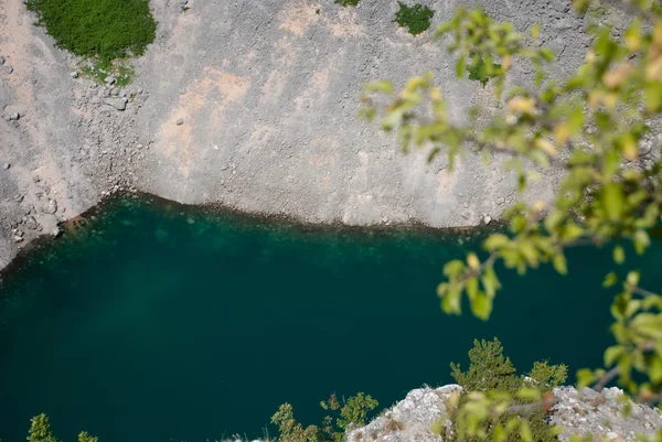 Имоцкий, знаменитое Голубое озеро в Хорватии — стоковое фото