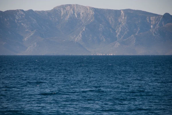 Mare e paesaggio montano — Foto Stock