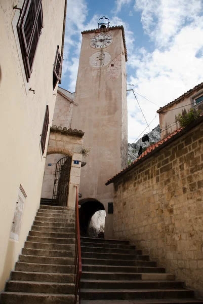 Clock tower in Omis — Stock Photo, Image