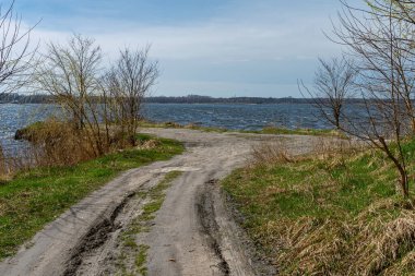 Güzel göl fotoğrafı, bahar zamanı. Dzierzno Gölü, Silezya, Polonya