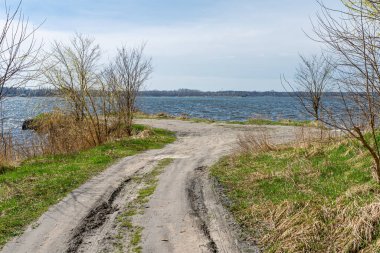 Güzel göl fotoğrafı, bahar zamanı. Dzierzno Gölü, Silezya, Polonya