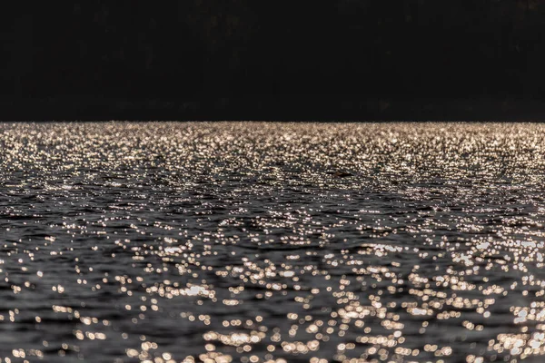 黄金の時間で湖の表面を反映の写真 — ストック写真