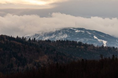 BIELSKO-BIALA, POLAND - 4 Ocak 2022: Beskids, Polonya 'daki Skrzyczne Dağı' nda panoramik manzara. Hrobacza Çayırından Görünüm  
