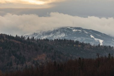 BIELSKO-BIALA, POLAND - 4 Ocak 2022: Beskids, Polonya 'daki Skrzyczne Dağı' nda panoramik manzara. Hrobacza Çayırından Görünüm  