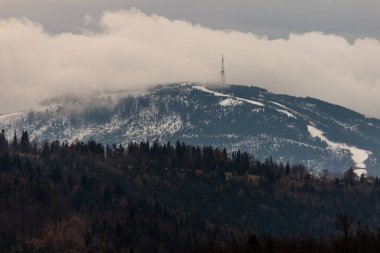 BIELSKO-BIALA, POLAND - 4 Ocak 2022: Beskids, Polonya 'daki Skrzyczne Dağı' nda panoramik manzara. Hrobacza Çayırından Görünüm  